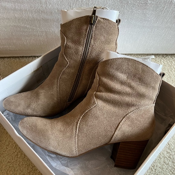 Pre-Loved Steve Madden Western Booties in Taupe Suede. Size 7.5 - Picture 1 of 4
